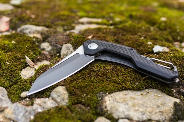 Coltello Tascabile Uno Stato Curvo Coltello Una Pietra Muschio — Foto Stock