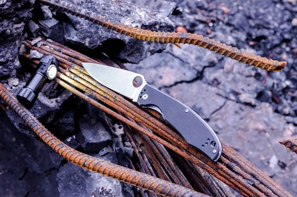 Μαχαίρι Και Φακό Για Διάσωση Φανού Που Αναβοσβήνει — Φωτογραφία Αρχείου