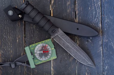 Büyük bir bıçak ile bir sabit blade. Askeri süngü-bıçak. Siyah arka plan.