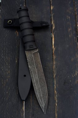 Plastik bir durumda büyük bir askeri bıçak.