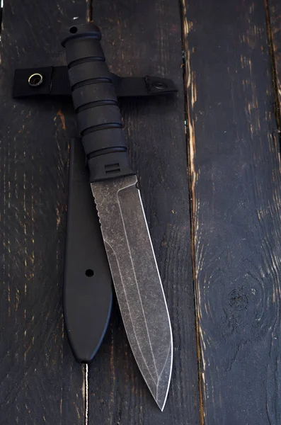 Gran Cuchillo Militar Con Una Cuchilla Afilada Cuchillo Negro — Foto de Stock