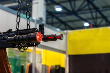 Underbarlight. Taktik feneri ve otomatik. Ateşli silahlar ve bir el feneri. Askeri mühimmat ve silah.