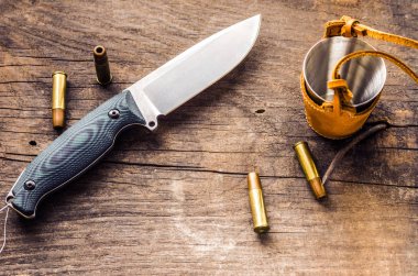 Bir büyük bıçak ve mühimmat. Bir bardak alkol için. Eski kırık ağacının bir arka plan.