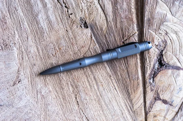 Długopis Jako Narzędzie Samoobrony Żelazo Uchwyt Uderzające Podłoże Drewniane Dębu — Zdjęcie stockowe