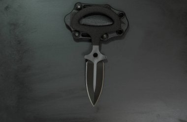Bıçak push hançer. Çift kenar mızrak noktası bıçak siyah bıçak. Siyah bıçak ve siyah Kılıf.
