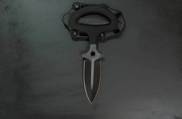 ナイフ プッシュ短剣 両刃槍ポイントブレードを黒のナイフ 黒のナイフ — ストック写真
