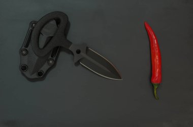 Keskin bıçak ve biber. Çapraz kompozisyon.