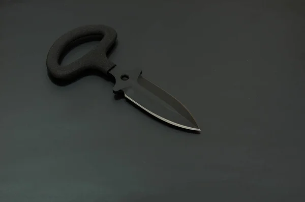 Schwarzes Messer Auf Schwarzem Hintergrund Viel Luft Rahmen Militärische Zusammensetzung — Stockfoto