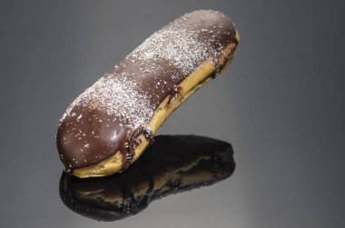 Cupcake ayna yansıması ile. Kek ve vurgulayın. Önden görünüm,