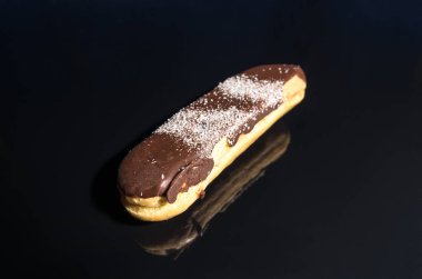 Hindistan cevizi cips ile çikolatalı kek. Siyah arka plan. Merkezi kompozisyon.