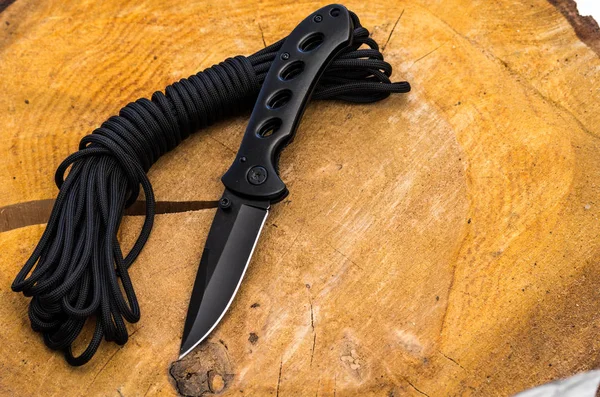 Cuchillo Bolsillo Negro Cable Paracaídas Negro Vista Superior — Foto de Stock