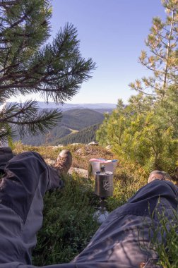 İki kişilik yemek. Dağlarda pişirme.