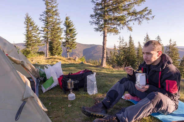 Adamın Dağlarda Kahvaltı Var Doğada Bir Adam Yiyor — Stok fotoğraf