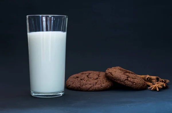 Lebkuchen Und Milch Schokolade Und Milch Frontansicht Komposition Auf Dunklem — Stockfoto