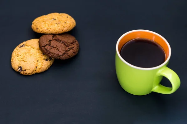 コーヒーとビスケットを朝食します ような角度で合成 暗い背景に組成 — ストック写真