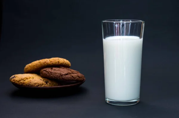 Ένα Ποτήρι Γάλα Και Μια Ποικιλία Από Μπισκότα Ένα Πιάτο — Φωτογραφία Αρχείου