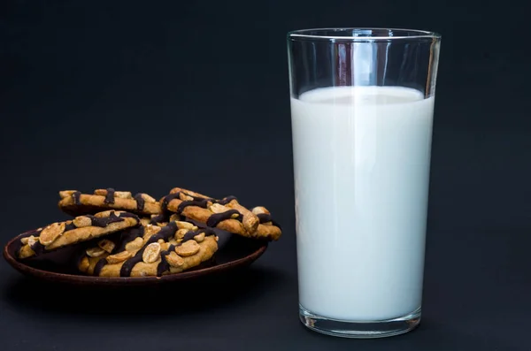 Zusammensetzung Mit Milch Und Keksen Zurückhaltend Frontalansicht — Stockfoto