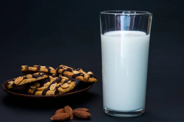 Proteine Und Kohlenhydrate Energiefrühstück Energiekosten Milch Und Kekse — Stockfoto