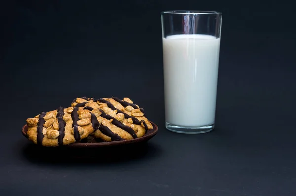 Galletas Pan Corto Con Nueces Plato Leche Casera Composición Clave —  Fotos de Stock