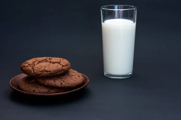 Milch Und Kekse Leichte Brotzeit Frühstück Mit Milch Frontalansicht — Stockfoto