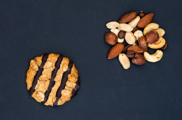 Soubor Cookie Vyroben Čokoládou Různých Ořechů Ležet Černém Pozadí — Stock fotografie