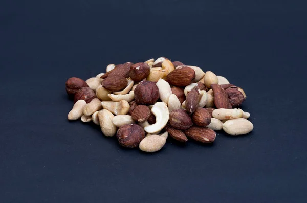 Berbagai Kacang Terisolasi Pada Latar Belakang Hitam Tampilan Depan Derajat — Stok Foto