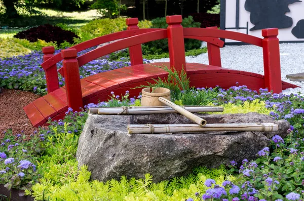 Kırmızı ahşap köprü ve bir de. Japon köyü. Japon sahne.