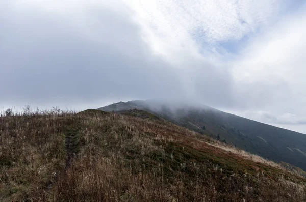 Szczyt Góry Chmurach Podróżowanie Górach Góry Krajobraz — Zdjęcie stockowe