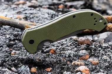 Katlanmış formdaki çakı. Cebinde silah.