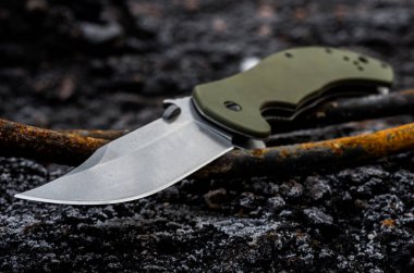 Çapraz bıçağınızdır. Çakısı. Çerçeve merkezinde bir bıçak.