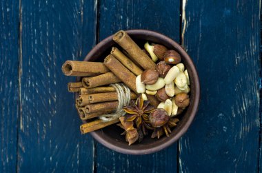 Şekerleme çeşnilikler kümesi. Kil kase. Düz yalan. Düşük anahtar