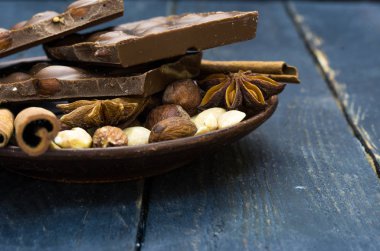 Çikolata ve baharat kırık. Llliciaceae ve tarçın.