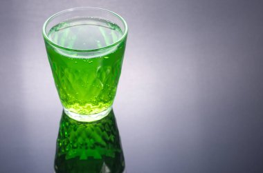 Gazlı içecek. Yeşil İçecek. Yukarıdan görüntülemek.