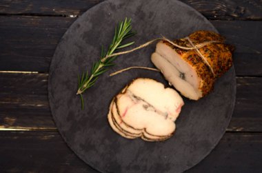 Et parçalar halinde kesilmesi. Fırında tavuk rulo. Üstten görünüm.