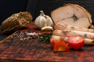 Et, sebze ve tahıl gelen siyah kepekli ekmek. Önden görünüm.