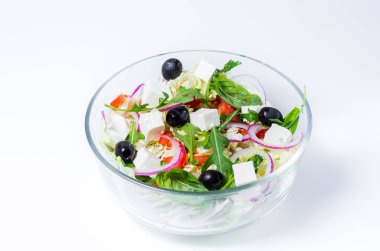 Taze sebze salatası. Züccaciye Mağazaları salata. Beyaz arka plan. Bir salata üzerinde önden görünüm.