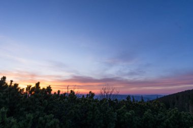 Dağlarda günbatımı. Dağlarda mavi saat.
