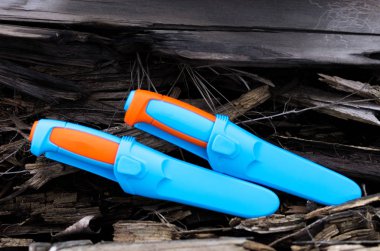 İki bıçak yakın çekim. Bıçak avcı ve turist. Ahşap koyu arka plan.