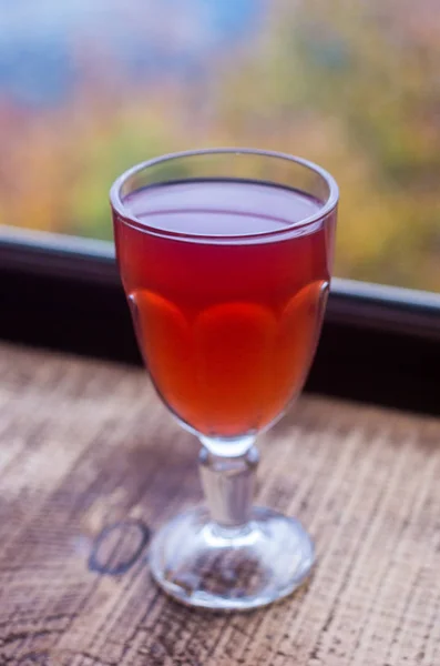Trinken Einem Glas Ein Weinrotes Getränk Glas Tee Aus Bergpflanzen — Stockfoto