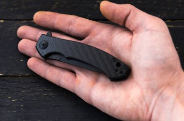 Cep bıçak form elinde katlanmış. Senin avucunun içinde küçük bir bıçak.