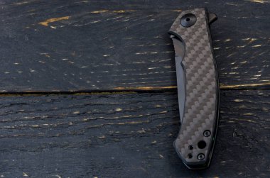 Katlanmış formdaki çakı. Siyah artalanları.