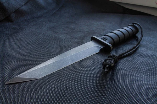 Cuchillo Táctico Con Cordón Cuchillo Negro Sobre Fondo Negro Para — Foto de Stock