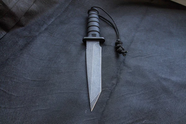 Militärmesser Der Mitte Des Rahmens Schwarzes Messer Auf Schwarzem Hintergrund — Stockfoto