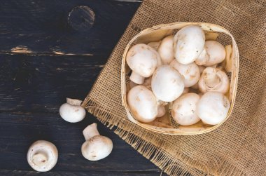 Ahşap sepet içinde beyaz Petrol. Üstten görünüm.