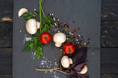 Beyaz petrol gelen yemekler hizmet. Foodstyle. Düzen beyaz mantar.