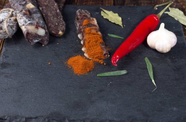 Et ürünleri önden görünümü. Et ürünleri. Eti, baharat ve baharat. Uzay kopyalayın. Metin için yer.