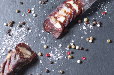 Sosis küçük parçalar halinde dilimlenmiş. Sosisi tatmak. Sosis kesme. Düz yatıyordu.