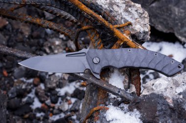 Fotoğraf bıçak. Yukarıdan görüntüle... Enkaz binanın arka plan üzerinde bıçak.