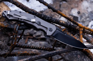 Terk edilmiş bir yer. Terkedilmiş binadaki bıçak. Askeri stil.