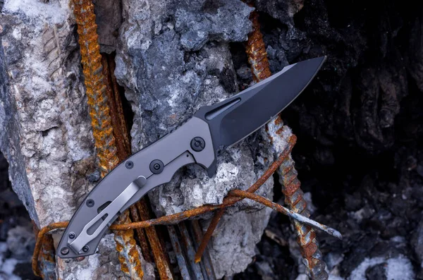 Taschenwerkzeug Ein Scharfes Messer Messer Auf Dem Hintergrund Von Beton — Stockfoto